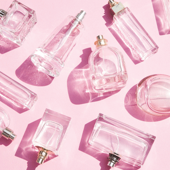 Icon mit Parfumflakons auf rosa Hintergrund – aktuelle Parfum-Highlights für Damen und Herren