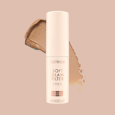 Catrice Soft Glam Filter Stick auf hell braunem Hintergrund