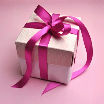 Silberne Geschenkbox mit rosa Schleife – hochwertige Duftsets für Damen als Geschenkidee.