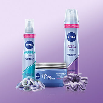 NIVEA Haarpflege mit Volumen- & Extra-Stark-Spray, Pflege-Creme, Haargummis & Scrunchie auf lila Hintergrund. - Link zur Markenseite/Haarstyling