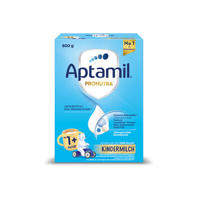 Aptamil Kindermilch Produktbild mit blauem Hintergrund – Milchgetränk für Kleinkinder ab 1 Jahr. - Link zu Markenseite/Kindermilch