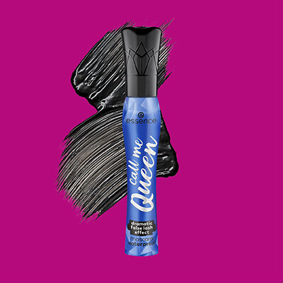 Essence ‚Call me Queen‘ Mascara vor pinkem Hintergrund mit schwarzem Pinselstrich 