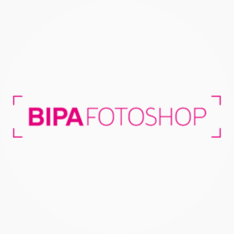 BIPA Fotoshop Logo in Pink und Weiß mit Kamera-Rahmen – Markenlogo für Fotoprodukte und Geschenke.