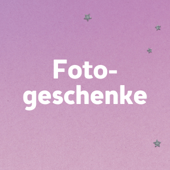 Fotogeschenke auf rosa Hintergrund mit Sternen – kreative Geschenkideen individuell gestalten.