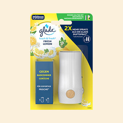 Glade Duftkerze Cosy Apple & Cinnamon im Glas mit Apfel- und Zimt-Dekor – sorgt für gemütlichen Raumduft im Winter.