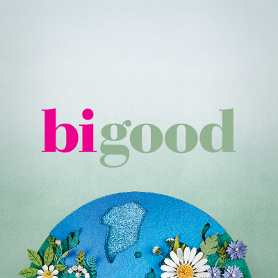 bi good Logo mit bunten Blumen und blauer Erdkugel auf grünem Verlauf – nachhaltige Naturkosmetik-Marke von BIPA.
