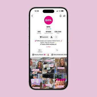 Smartphone mit geöffnetem BIPA TikTok Profil mit Videos und Community-Infos; Übersicht über Social-Media-Inhalte.