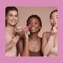 rei Personen tragen Make-up vor pinkem Hintergrund – 15 % Rabatt auf Make-up oder Gesichtspflege, nur online only Produkte.