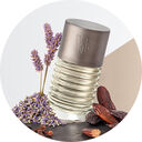 Parfümflasche mit Lavendel und Tonkabohnen auf hellem Hintergrund, bb-Logo auf dem silbernen Verschluss.