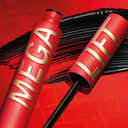 Manhattan Mega Lift Mascara in kräftigem Rot‑Gold‑Design vor schwarzer Textur, für intensiv betonte, voluminöse und angehobene Wimpern.