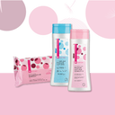 Drei Hautpflegeprodukte mit rosa und blauer Verpackung – Reinigungstücher und Lotion auf rosa Hintergrund.