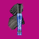 Essence ‚Call me Queen‘ Mascara vor pinkem Hintergrund mit schwarzem Pinselstrich 