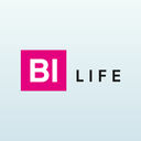 BI LIFE Logo mit pinkem Quadrat und schwarzer Schrift auf hellblauem Hintergrund – BIPA Eigenmarke.
