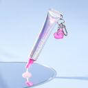 Holografische essence Superpeptide‑Tube mit pinkem Applikator, auf einer spiegelnden Fläche platziert, zeigt moderne Skincare