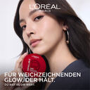 L’Oréal Infaillible 24h Puder mit Werbebotschaft für langanhaltenden Glow, gehalten vor neutralem Hintergrund.
