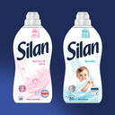 Zwei Silan Sensitiv Weichspüler mit Mandelmilch & Aloe Vera vor blauem Hintergrund – sanfte Pflege für empfindliche Haut. - Link zur Markenseite/Sensitiv