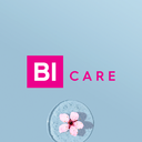 BI CARE Logo auf hellblauem Hintergrund mit rosa Blume auf Wasser – Symbol für Pflege, Achtsamkeit & Wohlbefinden.
