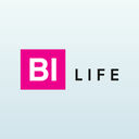 BI LIFE Logo mit pinkem Quadrat und schwarzer Schrift auf hellblauem Hintergrund – BIPA Eigenmarke.