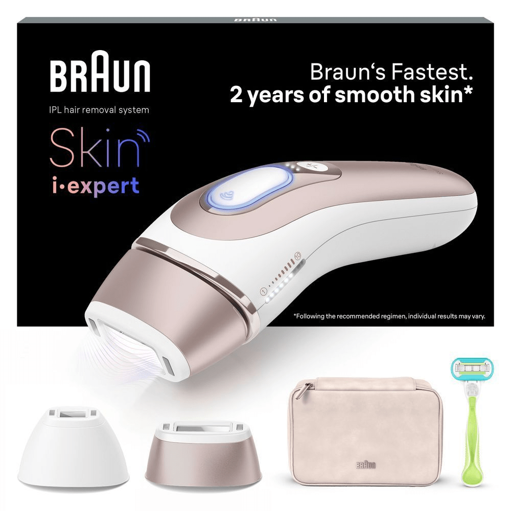 Braun IPL Haarentfernungssystem Skin i-expert mit Verpackung, Aufsätzen, Tasche und Rasierer, beworben mit "2 Jahre glatte Haut". [EN] Braun IPL hair removal system packaging, highlighting the claim of "Braun's Fastest. 2 years of smooth skin." [DA] Braun IPL hårfjerningssystem Skin i-expert, der fremhæver påstanden om "Braun's hurtigste. 2 års glat hud." [RO] Braun IPL hair removal system Skin i expert, ambalajul evidențiind afirmația "Braun's Fastest. 2 years of smooth skin*". [SV] Braun IPL hårborttagningssystem med förpackning, framhäver påståendet om 2 års slät hud. [IT] Braun luce pulsata Skin i•expert, confezione che evidenzia "Braun's Fastest. 2 years of smooth skin*". [CS] Braun IPL Skin i-expert systém pro odstranění chloupků s obalem a tvrzením o 2 letech hladké pokožky. [HU] Braun IPL szőrtelenítő rendszer csomagolása, kiemelve a 2 év sima bőr ígéretét. [SK] Braun IPL hair removal system Skin i-expert, s tvrdením "Braun's Fastest. 2 years of smooth skin" a príslušenstvom. [FI] Braun IPL -karvanpoistojärjestelmä Skin i·expert -pakkauksessa, jossa korostetaan jopa 2 vuoden sileää ihoa. [NO] Braun IPL hårfjerningssystem med emballasje, som fremhever påstanden om 2 år med glatt hud. [ES] Braun IPL sistema de depilación, con el texto "2 años de piel suave" destacado en el empaque. [PT] Braun IPL hair removal system Skin i-expert, embalagem destacando "Braun's Fastest. 2 anos de pele lisa*".;