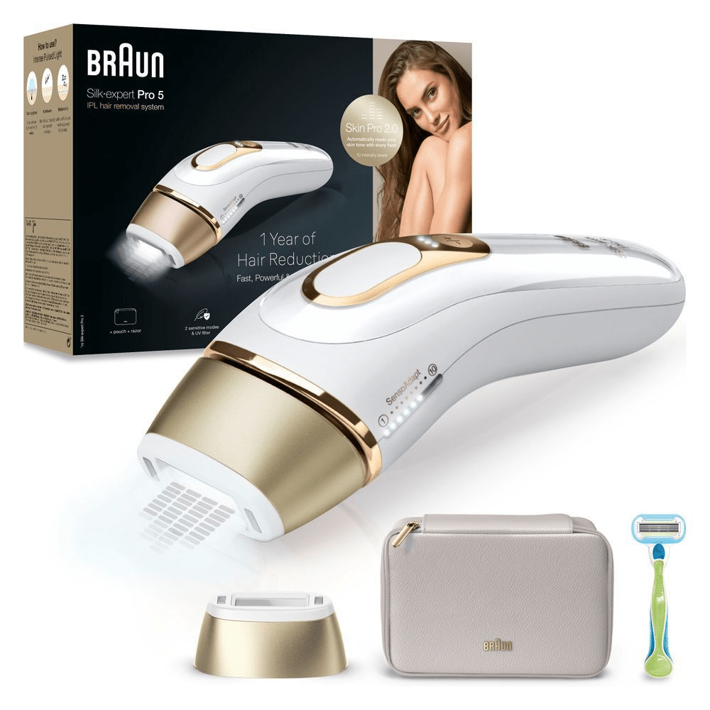 Braun Silk-expert Pro 5 IPL-Haarentfernungssystem mit Verpackung, die mit "1 Jahr Haarreduktion" und "Skin Pro 2.0" wirbt. [EN] Braun Silk-expert Pro 5 IPL hair removal system, highlighting the claim of 1 year of hair reduction. [DA] Braun Silk-expert Pro 5 IPL hårfjerningssystem vist med emballage, der fremhæver "1 års hårreduktion". [RO] Braun Silk-expert Pro 5 IPL, prezentat cu ambalajul său care evidențiază 1 an de reducere a părului. [SV] Braun Silk-expert Pro 5 IPL hårborttagningssystem med förpackning som framhäver "1 års hårreducering" och tillbehör som rakhyvel och förvaringsväska. [CS] Braun Silk-expert Pro 5 IPL systém pro odstranění chloupků s obalem, zdůrazňující 1 rok redukce chloupků. [HU] Braun Silk-expert Pro 5 IPL szőrtelenítő rendszer a csomagolásával, kiemelve az 1 évig tartó szőrcsökkentést. [SK] Braun Silk-expert Pro 5 IPL systém na odstraňovanie chĺpkov, s obalom a označením "1 rok redukcie chĺpkov". [FI] Braun Silk-expert Pro 5 -ihokarvanpoistojärjestelmä, jossa on tuotepakkaus ja korostetaan jopa 1 vuoden karvojen vähenemistä. [NO] Braun Silk-expert Pro 5 IPL hårfjerningssystem vist med emballasjen og fremhever "1 år med hårreduksjon". [ES] Braun Silk-expert Pro 5, sistema de depilación IPL, con su caja que destaca "1 año de reducción del vello". [PT] Braun Silk-expert Pro 5 com embalagem, destacando a alegação de 1 ano de redução de pelos.;