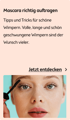 Mascara richtig aufragen. Linkt zum Blogbeitrag. Bild zeigt eine Frau die sich Mascara aufträgt.