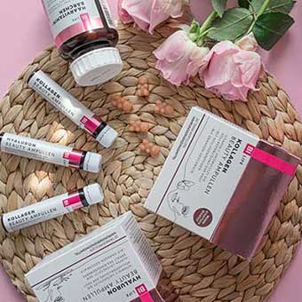 Mehrere Nahrungsergänzungsmittel schön drapiert mit Rosen.