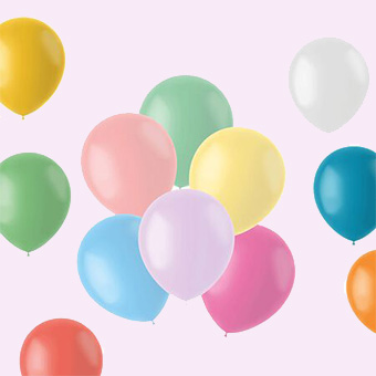 Bunte Luftballons vor rosa Hintergrund.