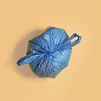 Gefüllter blauer Müllsack auf orangenem Hintergrund.