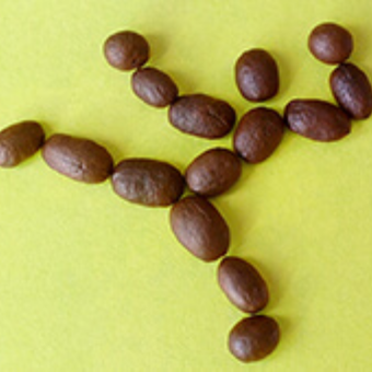 Kaffeebohnen als laufende Figur auf gelbem Hintergrund – kreatives Design für Kaffeeliebhaber und energiegeladenen Start in den Tag.