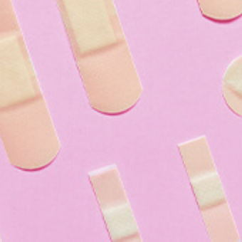 Pflaster auf rosa Hintergrund.
