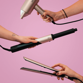 Drei Haarstylingprodukte auf rosa Hintergrund. Link zur Kategorie online only.