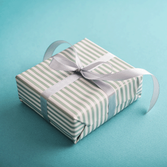 Geschenkbox mit weißen Streifen – stilvolle Duftsets für Männer, perfekt als Geschenk.