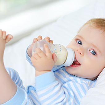 Nestlé BEBA Folgemilch – ausgewogene Babynahrung für die nächste Entwicklungsstufe, Baby trinkt aus Flasche