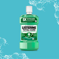 Listerine Total Care Mundspülung vor blauem Hintergrund – 6-in-1 Schutz für umfassende Zahnpflege. - Link zur Markenseite/Total Care