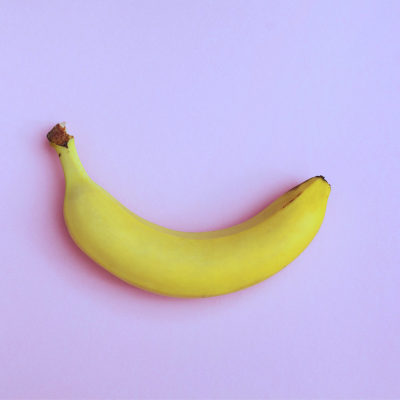 Banane auf lila Hintergrund