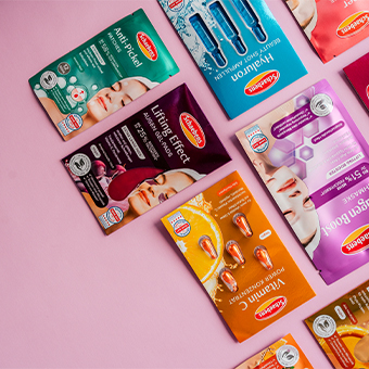 Gesichtsmasken & Hautpflegeprodukte auf pinkem Hintergrund – Anti-Aging, Lifting & Vitamin-C-Behandlungen