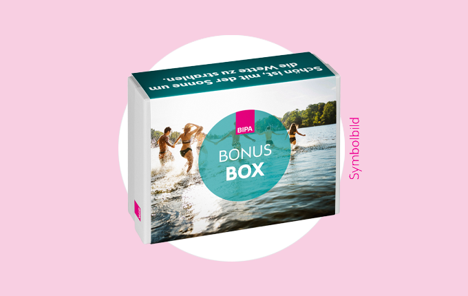 BIPA Bonus Box mit springenden Menschen ins Wasser – Sommeraktion, Outdoor-Spaß, Symbolbild für Freizeitangebote.