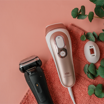 Braun Silk-Expert Pro 5 IPL Haarentfernungsgerät mit Rasierer und Fernbedienung auf rosa Handtuch