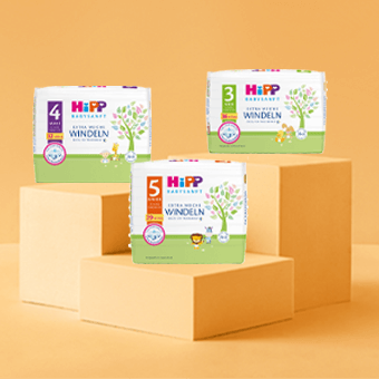 HiPP Babysanft Windeln Größe 3–5 auf Podesten – biologisch abbaubar für empfindliche Babyhaut