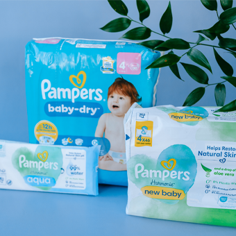 Pampers Baby-Dry, Harmonie & Aqua Wipes – sanfte Windel- & Feuchttuchpflege für Neugeborene, mit Pflanze im Hintergrund.