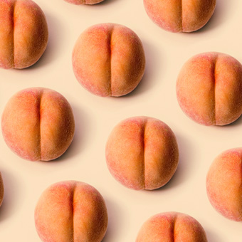 Mehrere Pfirsiche Schale auf hellem Hintergrund – frisches Obst mit natürlicher Textur.