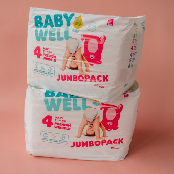 Zwei Jumbo-Packungen Baby Well Premium Windeln Größe 4 mit je 84 Stück, gestapelt auf rosa Hintergrund.