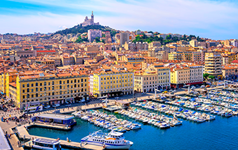 Panoramablick auf den Alten Hafen von Marseille mit Booten, bunten Häusern und Basilika auf dem Hügel