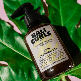 Bali Curls Curl Defining Gel vor grünem Blatt – natürliche Lockenpflege mit Stylingwirkung jetzt bei BIPA entdecken.
