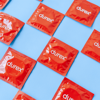 Rote Durex Kondome auf blauem Hintergrund – jetzt bei BIPA -30 % ab 2 Stück auf alle Kondomprodukte sichern.
