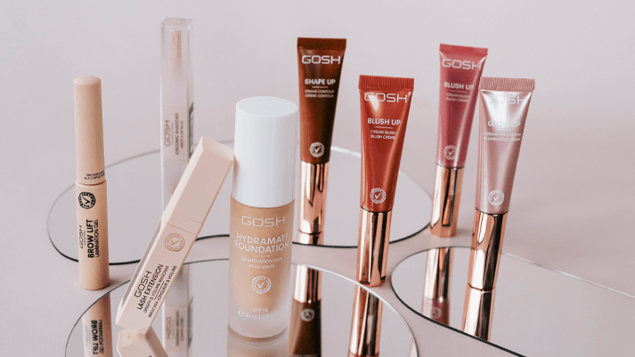 GOSH Hydramatt Foundation, Brow Lift, Shape Up & Blush Up – dekorative Kosmetik auf glänzendem Untergrund.