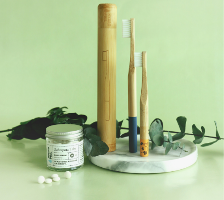 Hydrophil Zahnpflege – Bambuszahnbürsten und Zahnputztabletten in nachhaltiger Verpackung mit Pflanzen.
