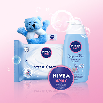 NIVEA Baby-Pflegeprodukte mit blauem Plüschbär und Seifenblasen auf rosa Hintergrund – sanfte Babypflege. - Link zur Markenseite/Baby