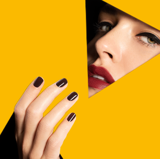 Hand mit dunkel lackierten Nägeln und Gesicht mit rotem Lippenstift vor gelbem Hintergrund – Nagel- und Lippenpflege