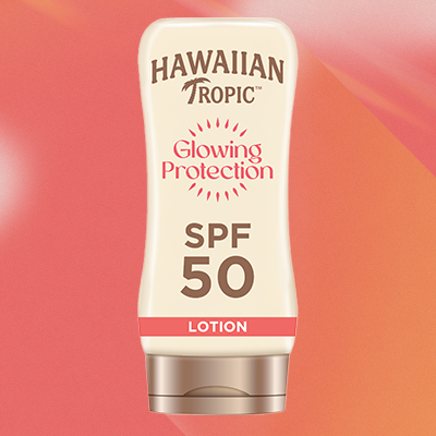 Hawaiian Tropic Glowing Protection SPF 50 Lotion vor Farbverlauf in Orange und Pink – sommerliches Produktdesign